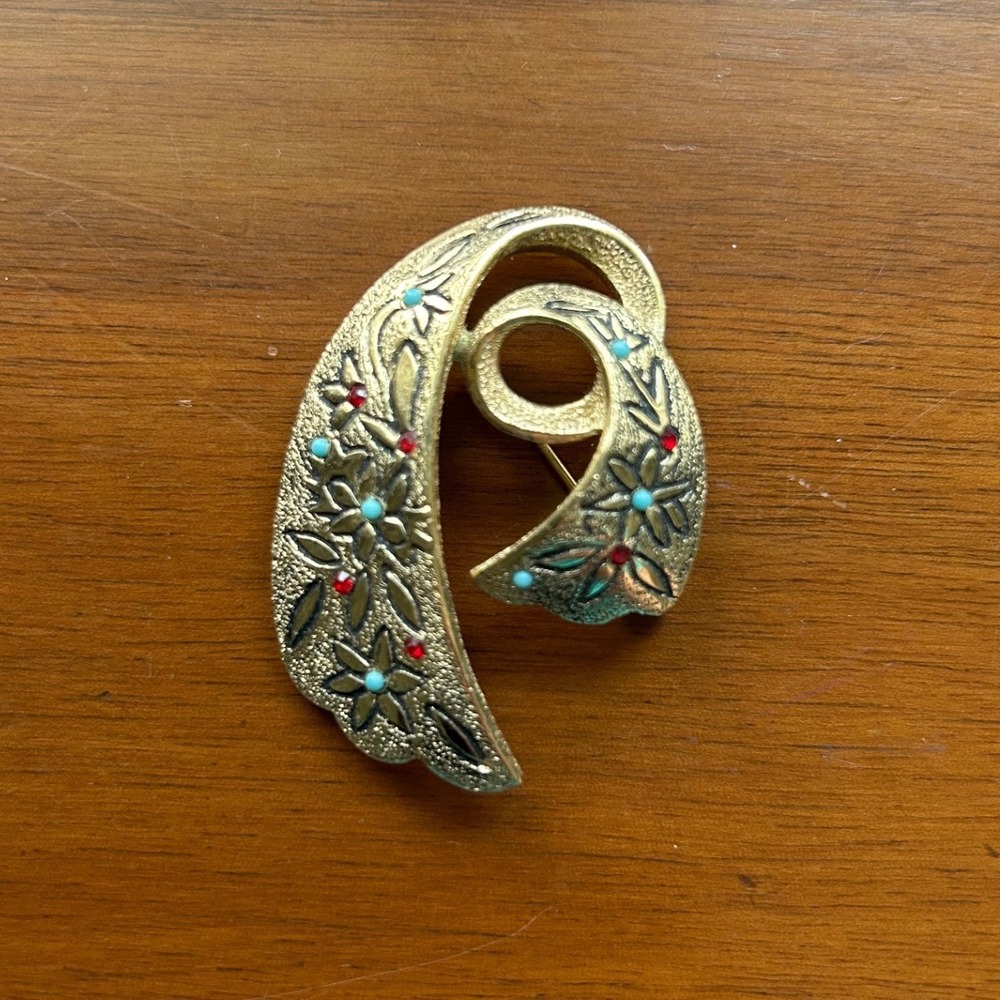 Vintage Kramer Gold Tone Floral Etched Brooch Turquoise Red Rhinestone Swirl Pin